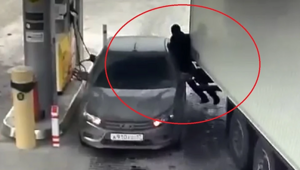 Закрыл собой машину от фуры