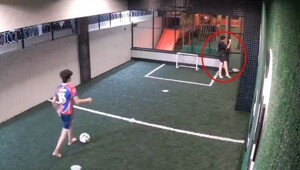 Подросток едва не погиб от удара током — друг спас его ценой риска для собственной жизни