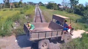 Неудачное место: поезд снес грузовик на железнодорожном переезде