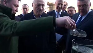 Работник рыбхоза попробовал корм для рыб на глазах у Лукашенко