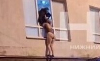 В Нижнем Новгороде жрица любви попыталась спрятаться от полицейских на карнизе дома