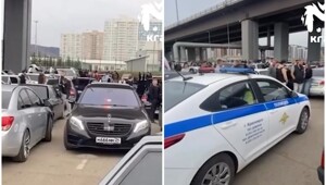 Задержанный гонщик на %22Мерседесе%22 с липовыми номерами орал на полицейских и угрожал им увольнением