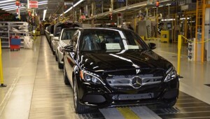 Ударили по Китаю, а прилетело европейцам: Mercedes и Volvo могут навсегда исчезнуть из США