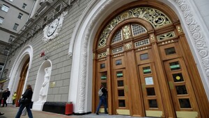 Почему на входе в метро такие странные и неудобные двери?