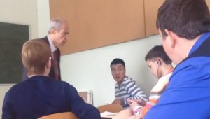 Студент техникума ударил пожилого преподавателя за вырванные из ушей наушники