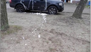 Монтажной пеной - за парковку на газоне