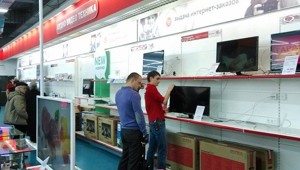 Ажиотаж утих, и в магазинах остались пустые полки