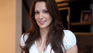 Слишком хороша, чтобы работать в банке: сотрудницу уволили за красоту и сексуальность