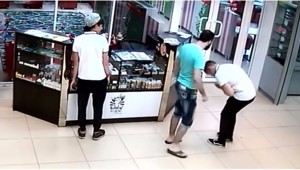 Продавец электронных сигарет разбил школьнику лицо за неудачную шутку