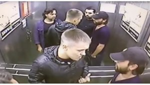 Один в поле очень даже воин! Парень поколотил в лифте троих оппонентов одновременно