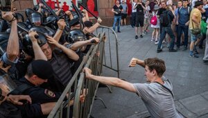 Фоторепортаж: Столкновения с ОМОНом и задержания в центре Москвы