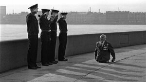 Фото ветерана войны без ног перед моряками. Кто этот фронтовик и что с ним стало?