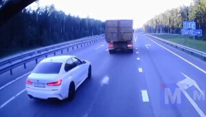 Всегда бы так - учитель на BMW влетел в отбойник