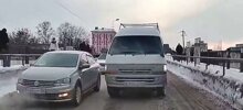 В Новосибирске принципиальный водитель не позволил автохаму проехать по встречной полосе