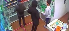 Разбойное нападение на сотрудницу салона сотовой связи попало на видео