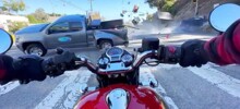 Ужасающий момент: мотоциклист из Калифорнии снял на видео ДТП с несколькими автомобилями, которое чуть не убило его