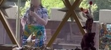 Обстановка в Казани:  мадам решила сфоткать голую грудь в зеркальном отражении здания