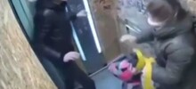 Житель Самары избил женщину в лифте за просьбу не курить в подъезде
