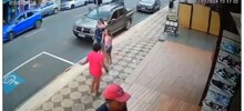 Женщина без причины ударила девочку на улице