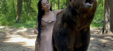 «Прикусил мне ногу!»: блогерша села на медведя ради эффектного видео
