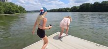 Стримерша заплатила женщине, которая не умеет плавать, чтобы она прыгнула в озеро