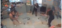 В Подмосковье девушка с ножом попыталась напасть на посетителей магазина