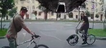 В Санкт-Петербурге два велосипедиста не поделили дорогу с автомобилистом  