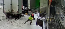 Около десяти человек не удержались на ногах на скользком тротуаре в Уфе