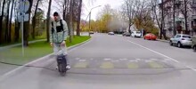 Парень упал с моноколеса на дороге