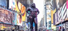 В центре Таймс-сквер воздвигли бронзовую статую: её объявили символом «человеческого состояния» и «разнообразия»