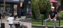 Уличный барабанщик исполнил хит RHCP, не зная, что за ним наблюдает участник группы