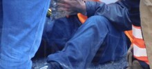 В&nbsp;Польше активисты приклеили себя к&nbsp;проезжей части и пожаловались на&nbsp;спасателей