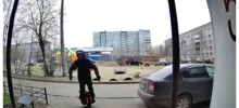 Начинающий моноколесник пытается остановиться