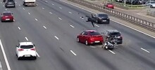 Мотоцикл врезался в стоящий автомобиль на МКАДе