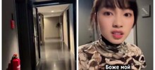 Девушка пытается найти туалет в здании