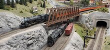 Мужчины более 60 лет строили модель железной дороги
