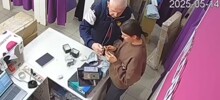 Дедушка учит сотрудницу ПВЗ настраивать время на часах