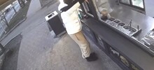 Кража денег из киоска с шаурмой попала на видео