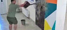 Мужчина облил дверь управляющей компании грязной водой