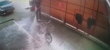 Курьер решил помыть свой электровелосипед, но тот оказался с характером
