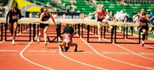 Спортсменка упала перед финишем, но всё равно победила