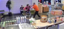 Парень выстрелил в охранника из сигнального пистолета