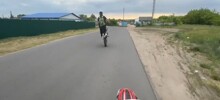 На питбайке на заднем колесе по встречной в закрытый поворот. Что же могло пойти не так?