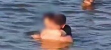 Парочка занялась сексом в воде рядом с купающимися людьми