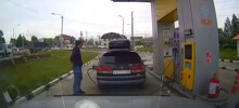 Подсветил зажигалкой бензобак