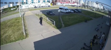 Не успел затормозить: самокатчик в Магнитогорске попал под колеса автомобиля