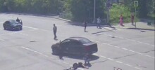 В Екатеринбурге автоледи, пытаясь проскочить на желтый сигнал светофора, на большой скорости сбила самокатчика