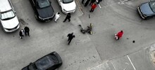 На&nbsp;видео попала «куча мала» из&nbsp;самокатчиков, которые врезались в&nbsp;один автомобиль