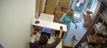 Женщина пришла в пункт выдачи с чайкой