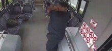 В США водитель и пассажир устроили перестрелку в автобусе